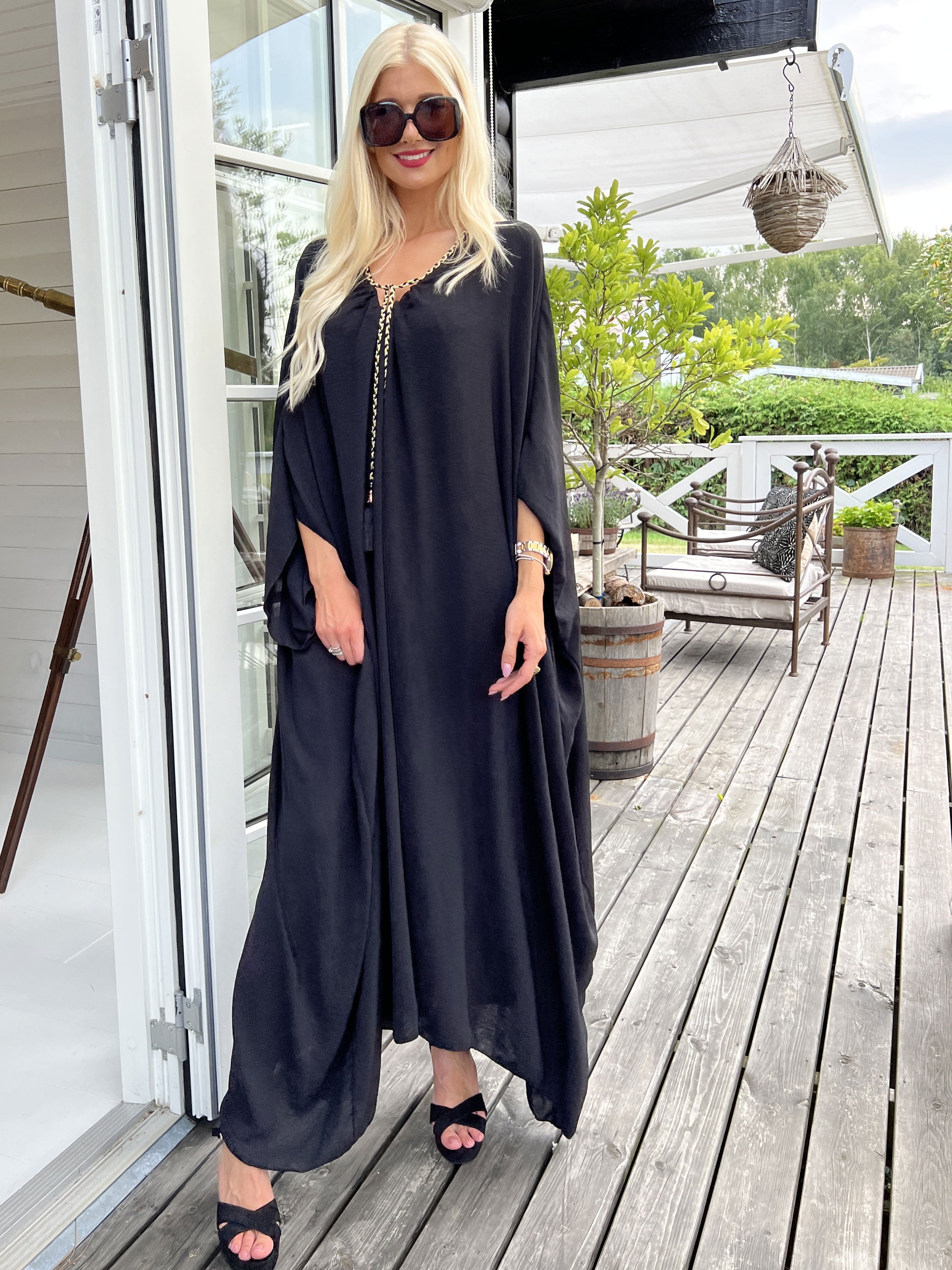 Nynne Plain - Lång lös klänning med flätade snören - Black